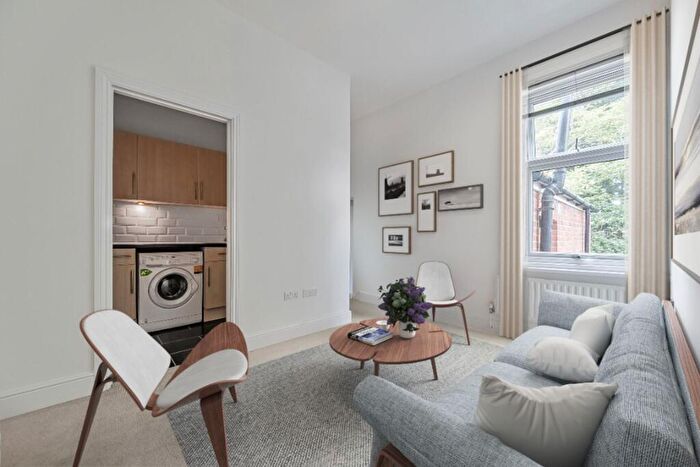 2 Bedroom Flat For Sale In Western Elms Avenue, Elm House, RG30