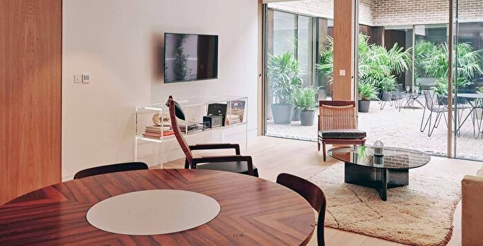 3 Bedroom Flat To Rent In Weymouth Mews, Marylebone, London, W1G