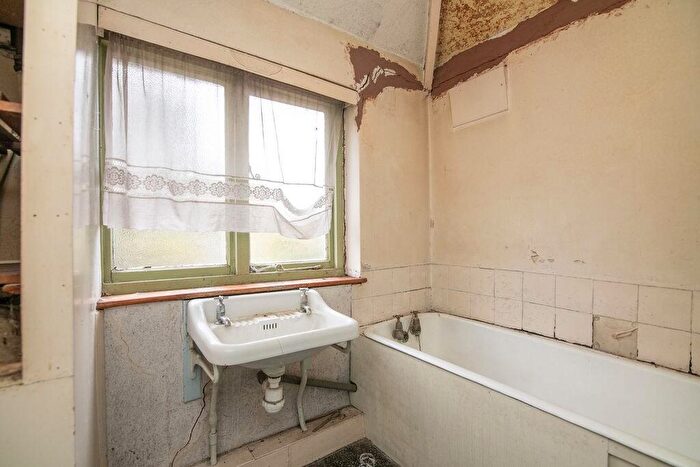 3 Bedroom Semi-Detached House For Sale In Redacre Road, Birmingham, B73