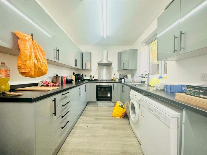 6 Bedroom House To Rent In Rothesay Avenue, Nottingham, NG7