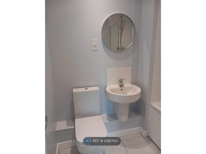 1 Bedroom Flat To Rent In The Square, Loughton, IG10