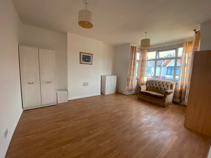 2 Bedroom Flat To Rent In Jersey Road, Ilford, IG1