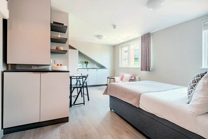 Studio To Rent In Queens Drive, London, N4