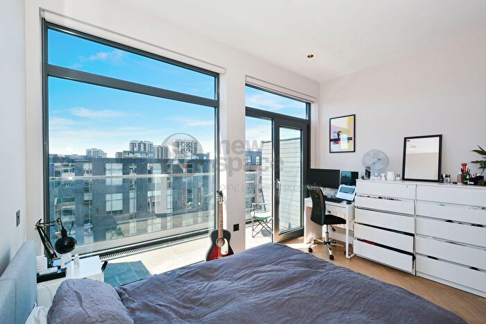 3 Bedroom Flat To Rent In Kingsland Road, Infinity Heights, E8