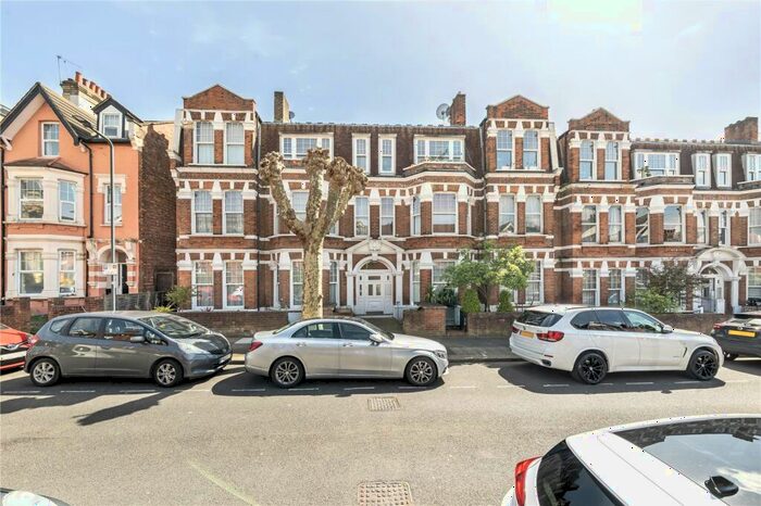 3 Bedroom Apartment To Rent In Rutland Park Mansions, Rutland Park, London, NW2