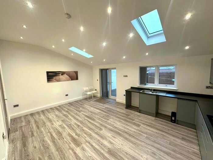 3 Bedroom Flat To Rent In Greenhill Lane, Alfreton, DE55