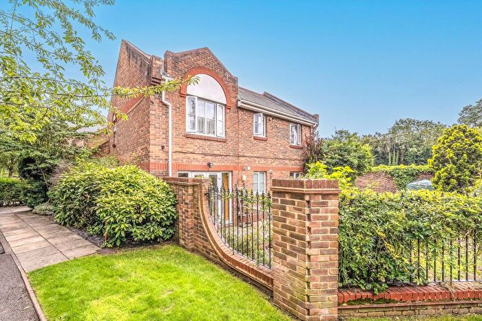 2 Bedroom Flat For Sale In Catherine Drive, Richmond, TW9