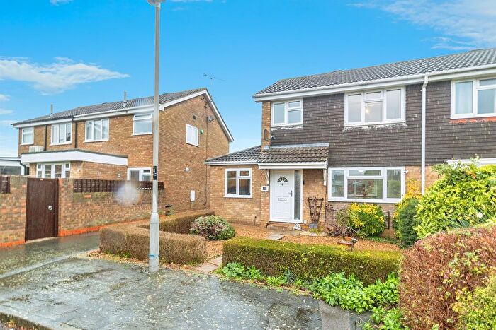 3 Bedroom Semi Detached House For Sale In Masefield Close, Newport Pagnell, MK16