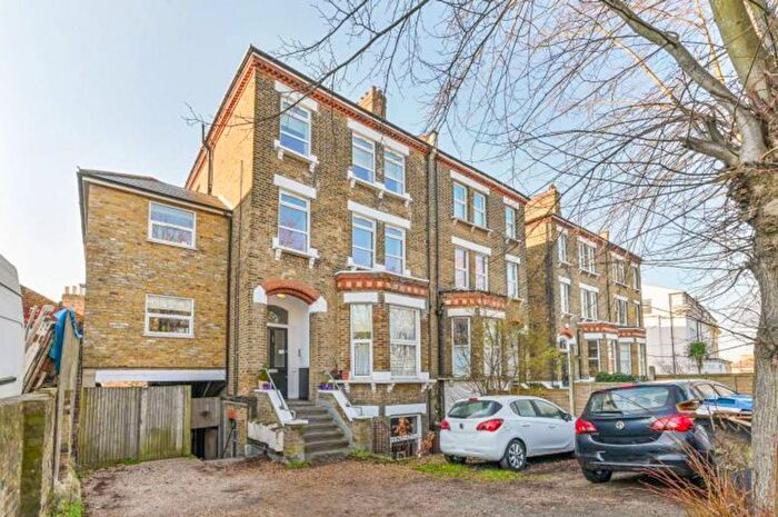 2 Bedroom Flat To Rent In Central Hill, Crystal Palace, London, SE19