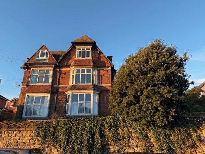 2 Bedroom Flat For Sale In Quarry Road, Hastings, TN34