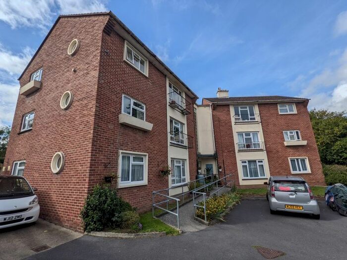 2 Bedroom Flat To Rent In Highweek Road, Newton Abbot, TQ12
