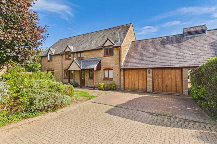 4 Bedroom Detached House For Sale In New College Court, Chackmore, MK18