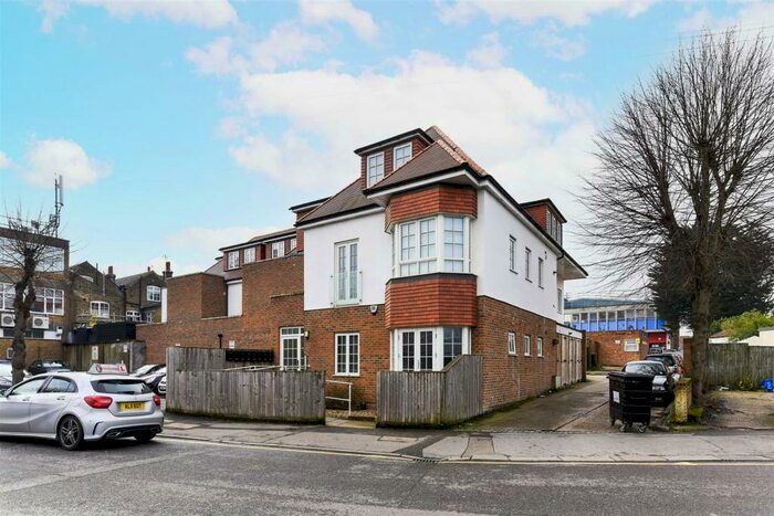 1 Bedroom Flat To Rent In Connaught Avenue, North Chingford, E4