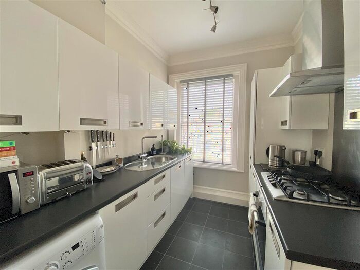 1 Bedroom Flat To Rent In Lower Teddington Road, Hampton Wick, Kingston Upon Thames, KT1