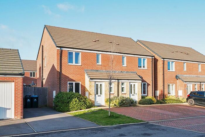 3 Bedroom Semi-Detached House To Rent In Alice Batt Road, Witney, OX29