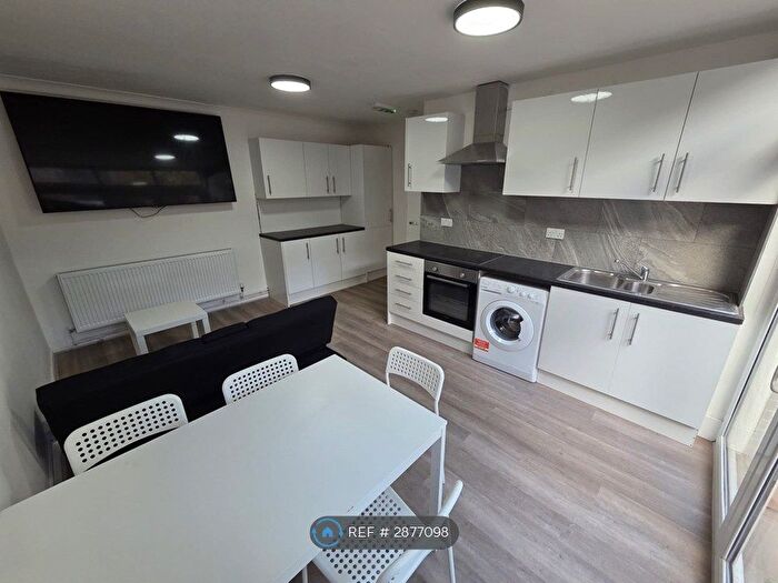 6 Bedroom Semi-Detached House To Rent In Spring Walk, London, E1
