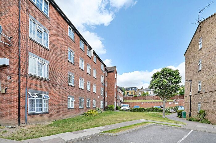 2 Bedroom Flat To Rent In Cromwell Close, Acton, London, W3