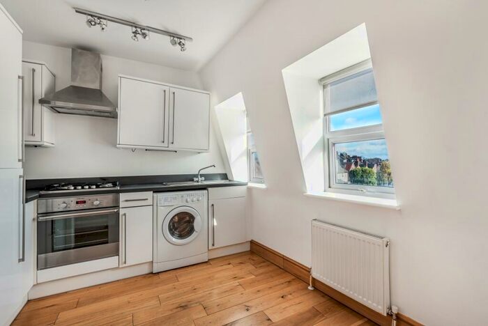 Apartment To Rent In High Road London, N2