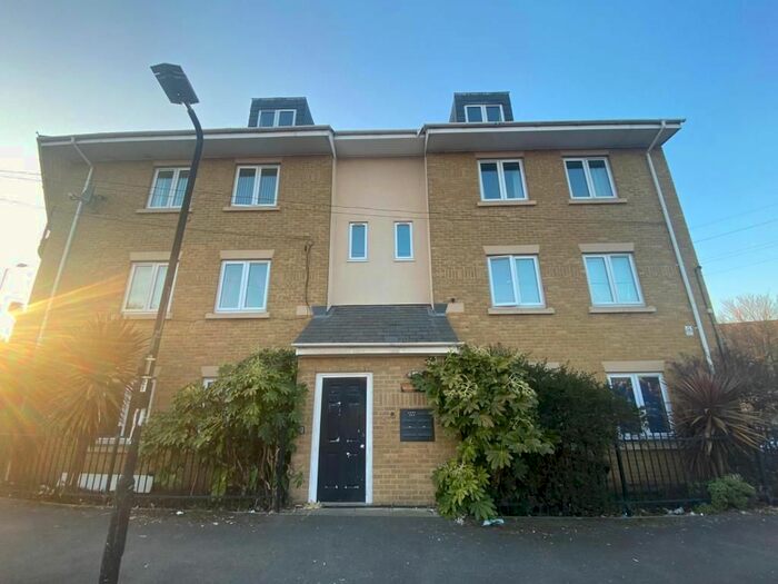 2 Bedroom Flat To Rent In Slough, Berkshire, SL2