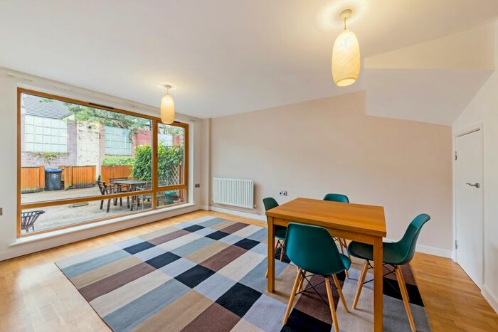 2 Bedroom Flat To Rent In Brunel Mews, London, W10