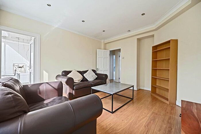 2 Bedroom Flat To Rent In White City Estate, London, W12