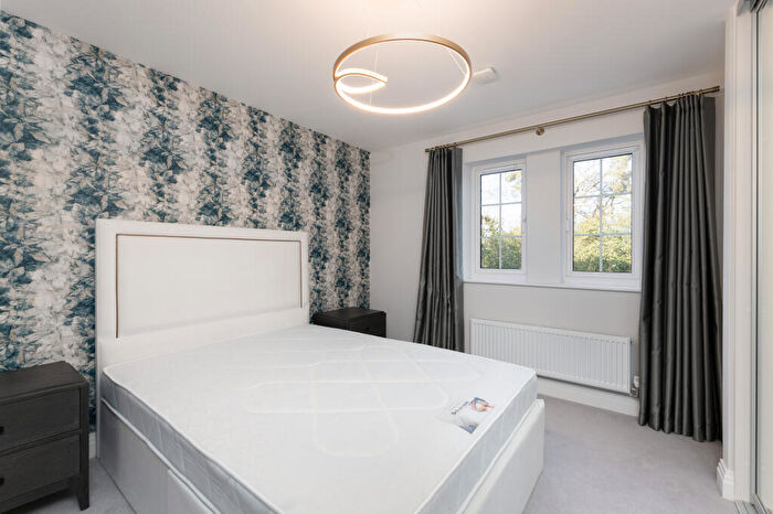 1 Bedroom Flat To Rent In Merrileas Drive, Oxshott, Leatherhead, KT22