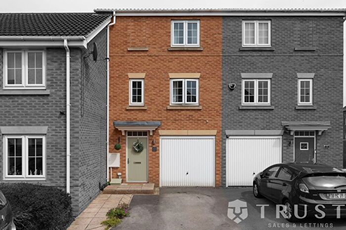3 Bedroom Terraced House For Sale In Kings Park, Birstall, WF17