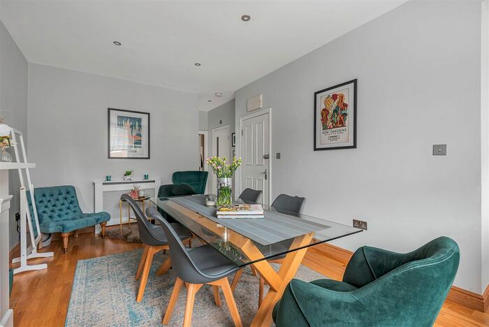 2 Bedroom Flat For Sale In Evelyn Road, Richmond, TW9
