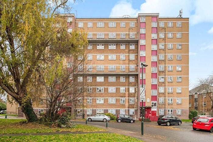 3 Bedroom Flat For Sale In Peldon Court, Sheen Road, TW9