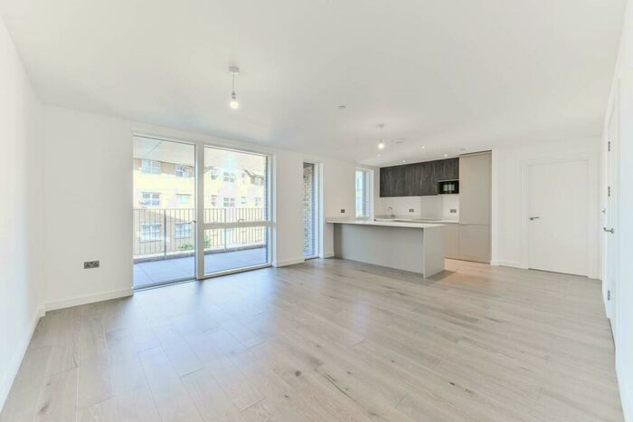 3 Bedroom Flat To Rent In Boulevard Point, Croydon, CR0