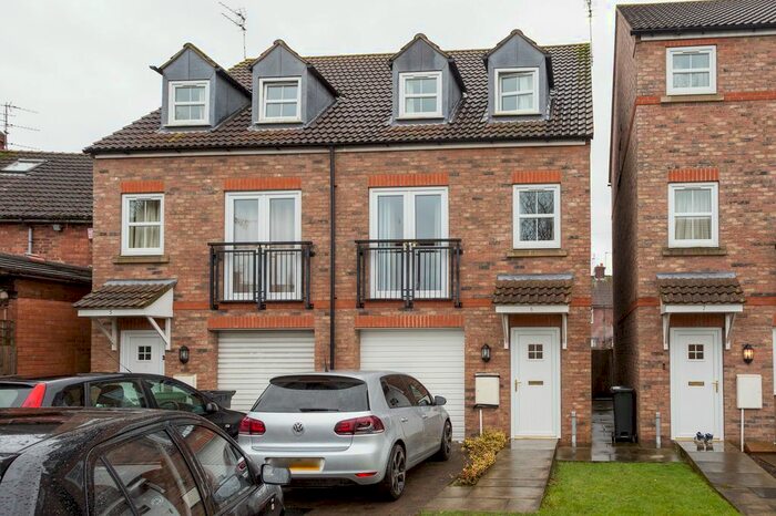 4 Bedroom Town House To Rent In Hornby Court, York YO31
