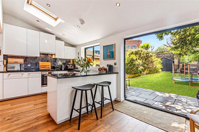 4 Bedroom End Of Terrace House To Rent In St. Alphonsus Road, SW4