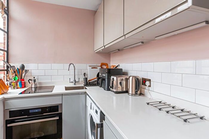 1 Bedroom Flat For Sale In Balham High Road, London, SW17