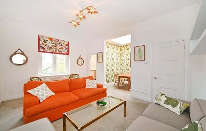 2 Bedroom Flat To Rent In Nottingham Place, Marylebone, London, W1U