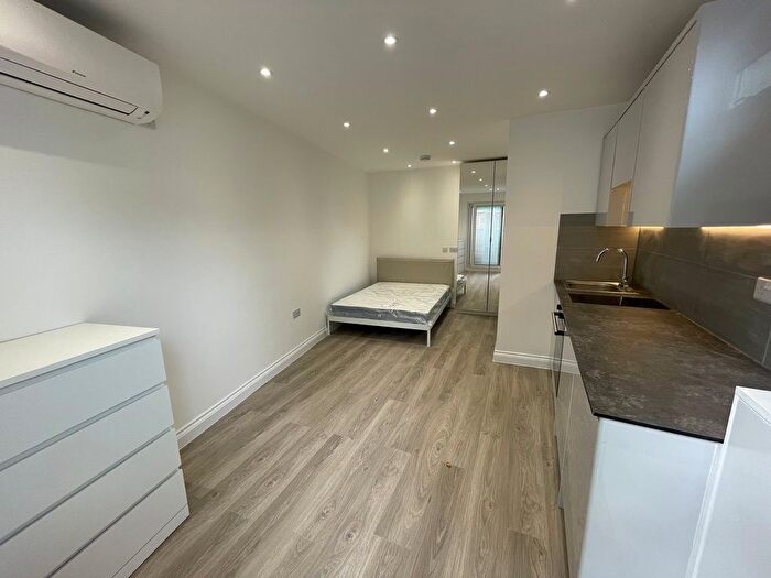 Studio To Rent In Elmcroft Crescent, London, NW11