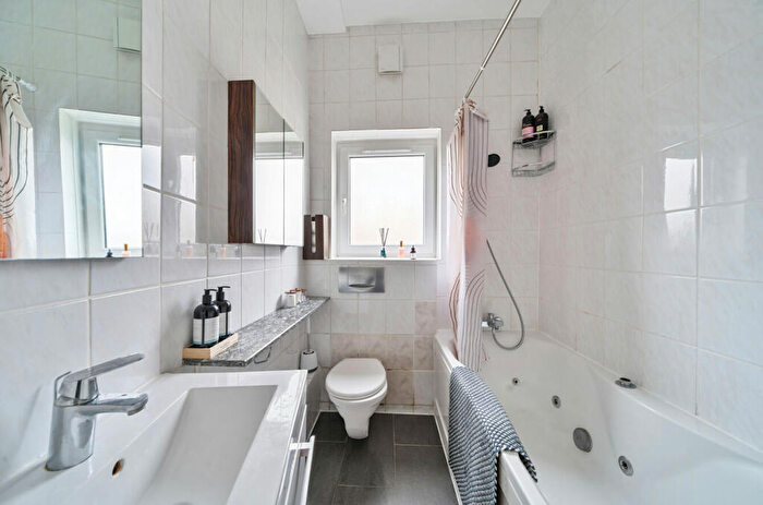 2 Bedroom Apartment For Sale In Tufnell Park Road, London, N7