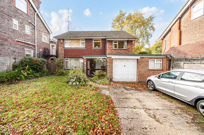 4 Bedroom Detached House For Sale In Priory Road, Dunstable, Bedfordshire, LU5