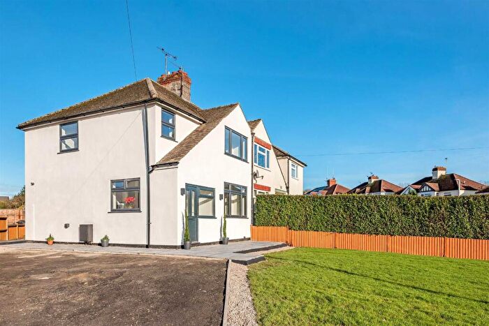 3 Bedroom Semi Detached House For Sale In Meadow Drive, Devizes, SN10