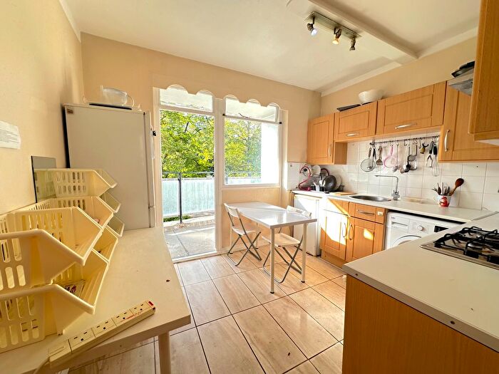 4 Bedroom Flat To Rent In Churchill Gardens, London, SW1V