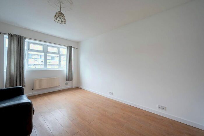 2 Bedroom Flat To Rent In Upper Richmond Road, Putney, London SW15