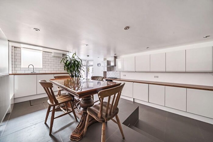 2 Bedroom Flat To Rent In Biscay Road, Barons Court, London, W6