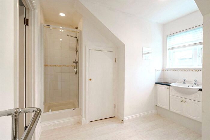 3 Bedroom Town House For Sale In Fawcett Close, London, SW16
