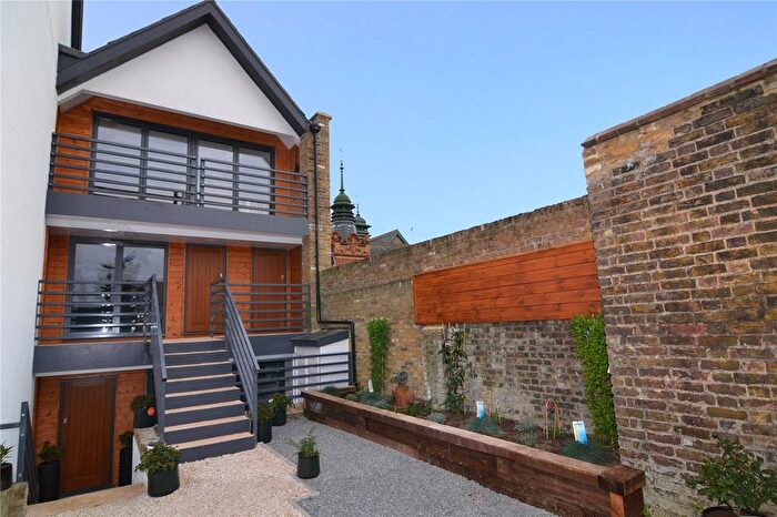 2 Bedroom Flat For Sale In Third Cross Road, Twickenham, TW2