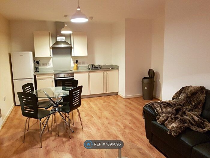 2 Bedroom Flat To Rent In Manchester, Manchester, M5