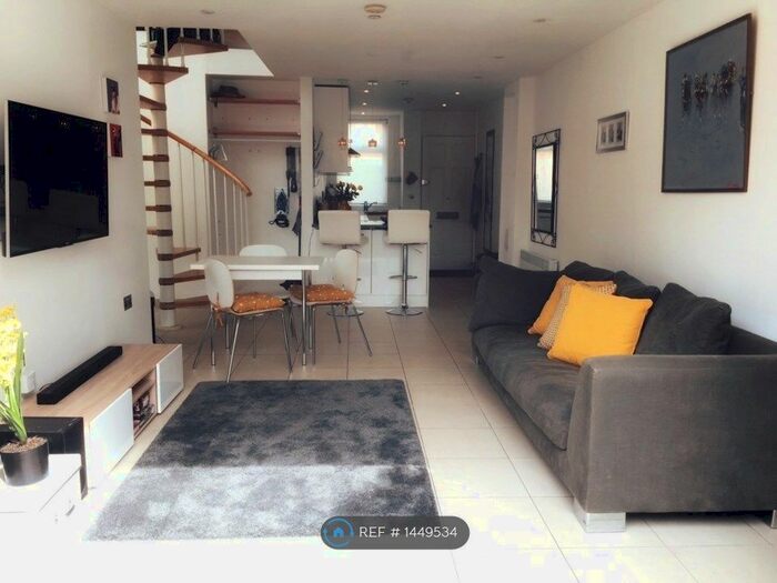 2 Bedroom End Of Terrace House To Rent In Rushleigh, London, SW12