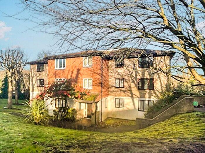 Studio To Rent In Fairbairn Close, Purley - £pcm, CR8