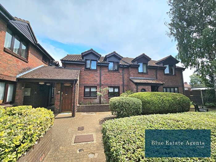 1 Bedroom Flat For Sale In Vicarage Farm Road, Hounslow, TW5