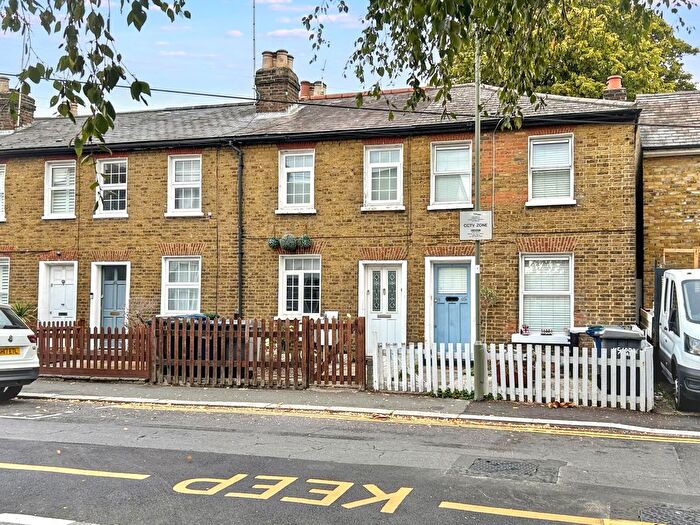 2 Bedroom Property For Sale In Lodge Lane, North Finchley, London, N12
