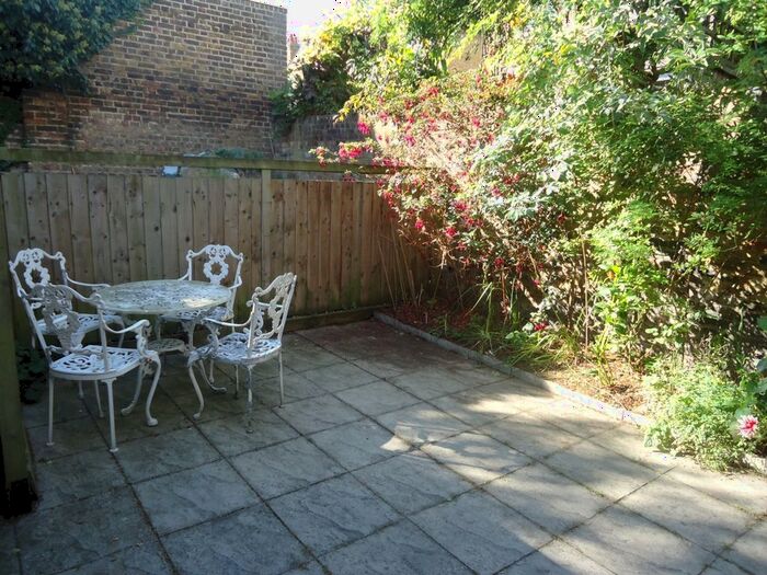 2 Bedroom Flat To Rent In Garden Flat, Prospero Road, Whitehall Park, N19