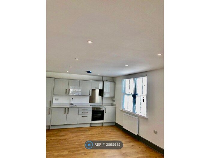 1 Bedroom Flat To Rent In Queens Rd, East Grinstead, RH19